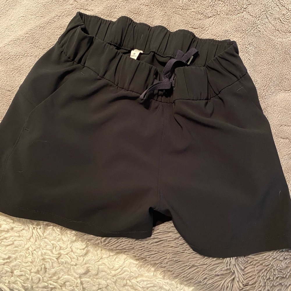 Lululemon “on the Fly Short” black shorts